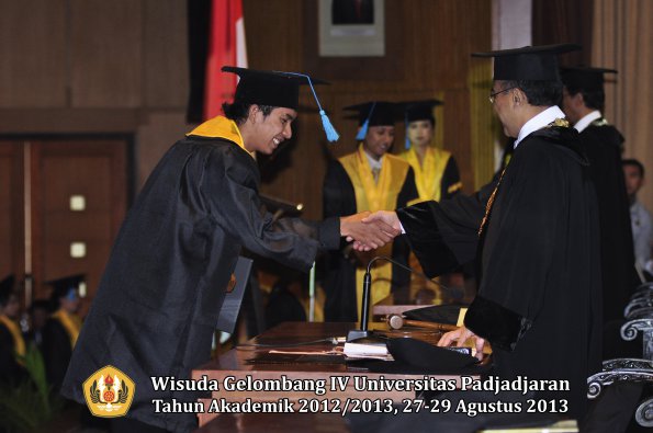 wisuda-unpad-gel-iv-ta-2012_2013-fakultas-ilmu-budaya-oleh-rektor-195