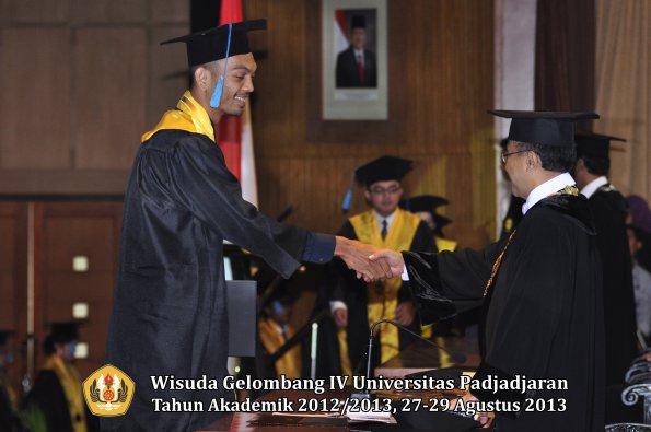 wisuda-unpad-gel-iv-ta-2012_2013-fakultas-ilmu-budaya-oleh-rektor-201