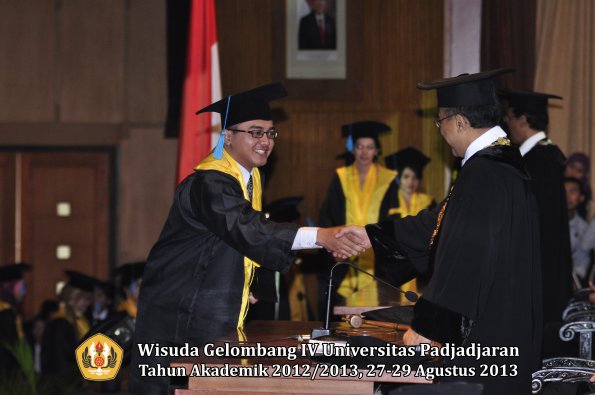 wisuda-unpad-gel-iv-ta-2012_2013-fakultas-ilmu-budaya-oleh-rektor-202