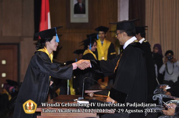 wisuda-unpad-gel-iv-ta-2012_2013-fakultas-ilmu-budaya-oleh-rektor-203