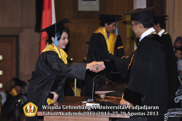 wisuda-unpad-gel-iv-ta-2012_2013-fakultas-ilmu-budaya-oleh-rektor-204