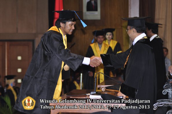 wisuda-unpad-gel-iv-ta-2012_2013-fakultas-ilmu-budaya-oleh-rektor-206