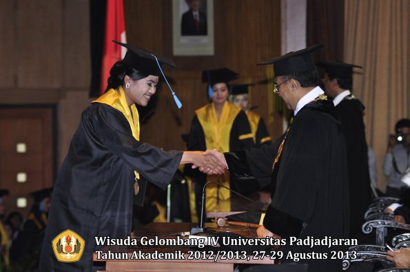 wisuda-unpad-gel-iv-ta-2012_2013-fakultas-ilmu-budaya-oleh-rektor-208