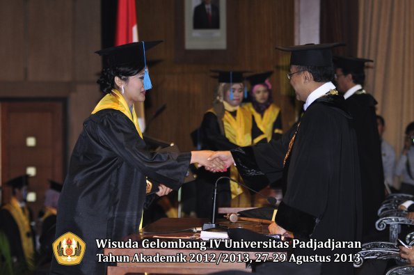 wisuda-unpad-gel-iv-ta-2012_2013-fakultas-ilmu-budaya-oleh-rektor-209