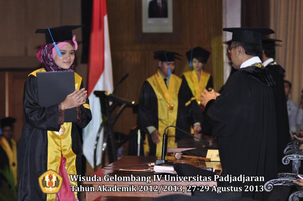 wisuda-unpad-gel-iv-ta-2012_2013-fakultas-ilmu-budaya-oleh-rektor-211