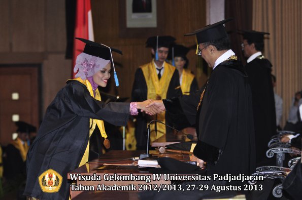 wisuda-unpad-gel-iv-ta-2012_2013-fakultas-ilmu-budaya-oleh-rektor-213