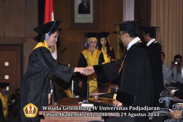 wisuda-unpad-gel-iv-ta-2012_2013-fakultas-ilmu-budaya-oleh-rektor-214