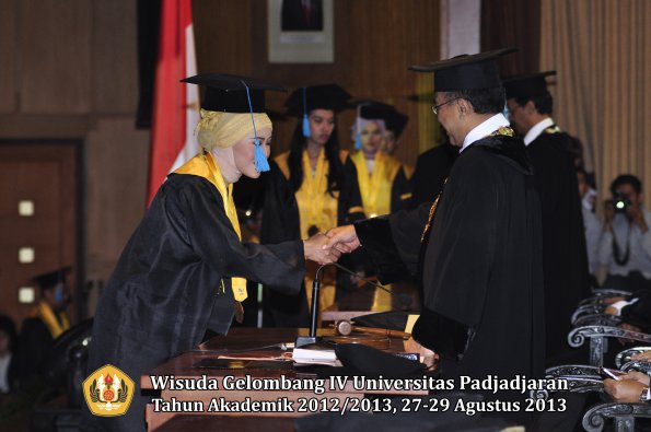 wisuda-unpad-gel-iv-ta-2012_2013-fakultas-ilmu-budaya-oleh-rektor-215