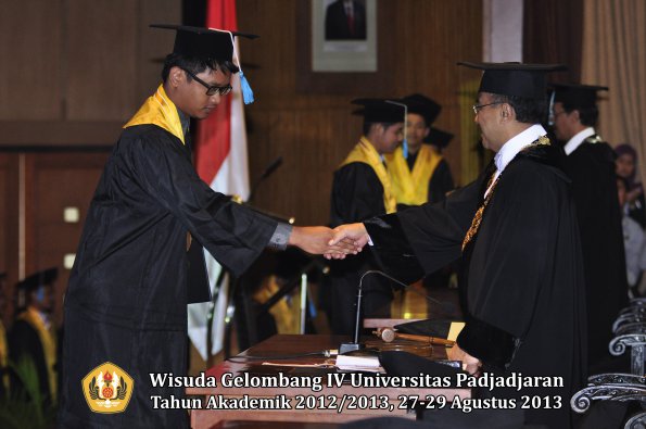 wisuda-unpad-gel-iv-ta-2012_2013-fakultas-ilmu-budaya-oleh-rektor-219