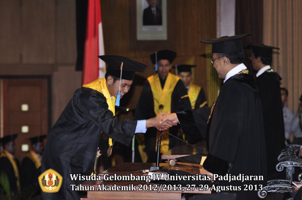 wisuda-unpad-gel-iv-ta-2012_2013-fakultas-ilmu-budaya-oleh-rektor-220