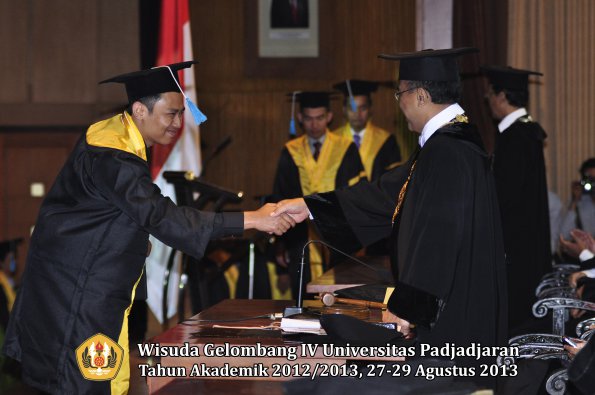 wisuda-unpad-gel-iv-ta-2012_2013-fakultas-ilmu-budaya-oleh-rektor-221