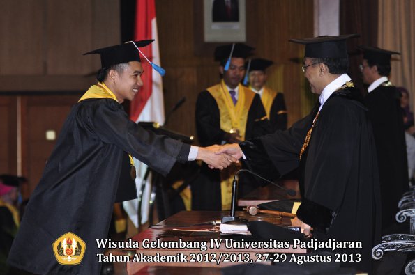 wisuda-unpad-gel-iv-ta-2012_2013-fakultas-ilmu-budaya-oleh-rektor-222