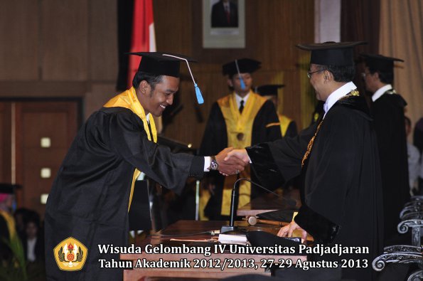 wisuda-unpad-gel-iv-ta-2012_2013-fakultas-ilmu-budaya-oleh-rektor-223