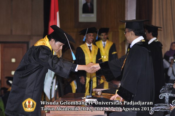 wisuda-unpad-gel-iv-ta-2012_2013-fakultas-ilmu-budaya-oleh-rektor-224