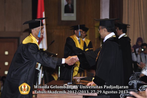 wisuda-unpad-gel-iv-ta-2012_2013-fakultas-ilmu-budaya-oleh-rektor-225