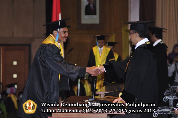 wisuda-unpad-gel-iv-ta-2012_2013-fakultas-ilmu-budaya-oleh-rektor-226