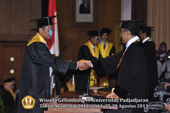 wisuda-unpad-gel-iv-ta-2012_2013-fakultas-ilmu-budaya-oleh-rektor-227