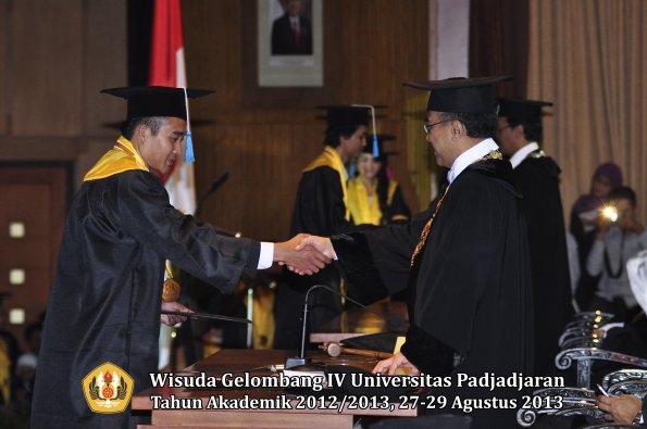 wisuda-unpad-gel-iv-ta-2012_2013-fakultas-ilmu-budaya-oleh-rektor-228