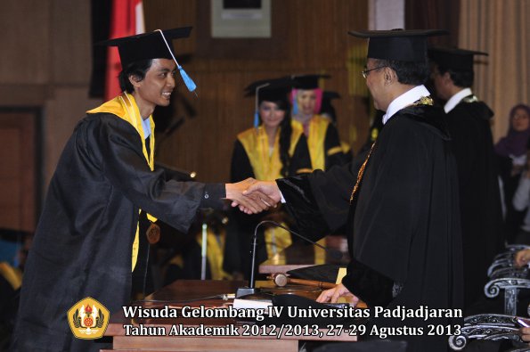 wisuda-unpad-gel-iv-ta-2012_2013-fakultas-ilmu-budaya-oleh-rektor-229