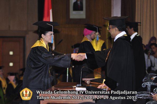 wisuda-unpad-gel-iv-ta-2012_2013-fakultas-ilmu-budaya-oleh-rektor-230