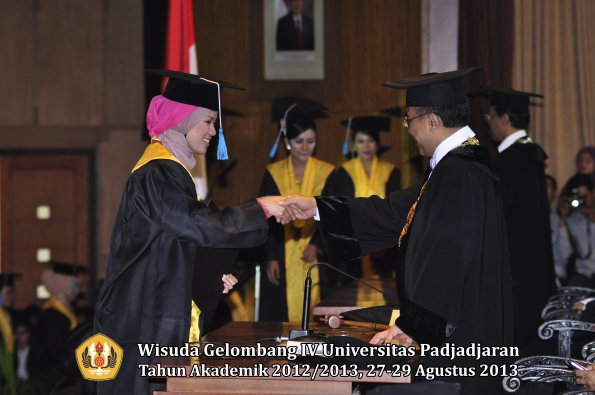 wisuda-unpad-gel-iv-ta-2012_2013-fakultas-ilmu-budaya-oleh-rektor-231