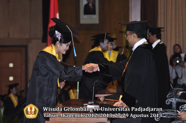 wisuda-unpad-gel-iv-ta-2012_2013-fakultas-ilmu-budaya-oleh-rektor-232