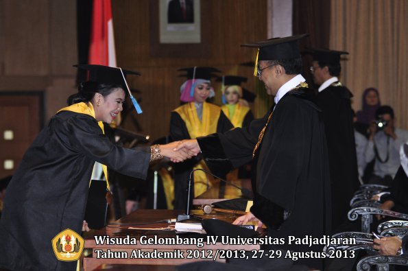 wisuda-unpad-gel-iv-ta-2012_2013-fakultas-ilmu-budaya-oleh-rektor-233