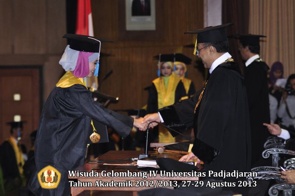 wisuda-unpad-gel-iv-ta-2012_2013-fakultas-ilmu-budaya-oleh-rektor-234