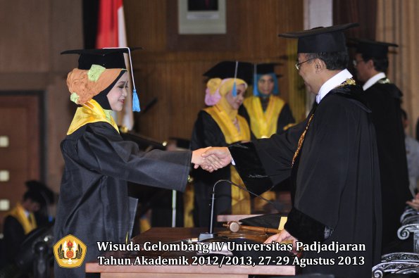 wisuda-unpad-gel-iv-ta-2012_2013-fakultas-ilmu-budaya-oleh-rektor-235