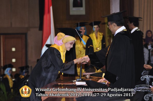 wisuda-unpad-gel-iv-ta-2012_2013-fakultas-ilmu-budaya-oleh-rektor-236