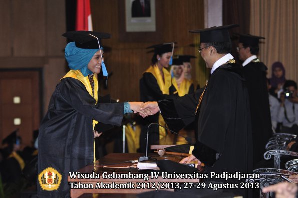 wisuda-unpad-gel-iv-ta-2012_2013-fakultas-ilmu-budaya-oleh-rektor-237