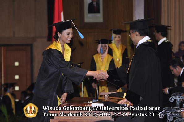 wisuda-unpad-gel-iv-ta-2012_2013-fakultas-ilmu-budaya-oleh-rektor-238