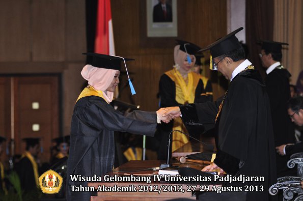 wisuda-unpad-gel-iv-ta-2012_2013-fakultas-ilmu-budaya-oleh-rektor-239