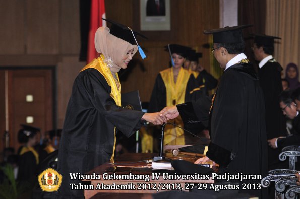 wisuda-unpad-gel-iv-ta-2012_2013-fakultas-ilmu-budaya-oleh-rektor-240