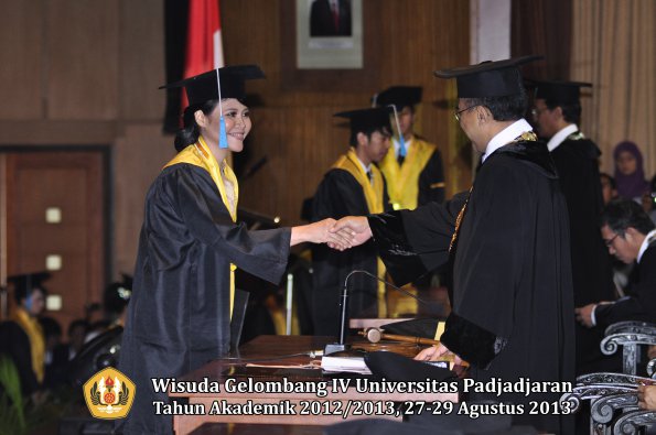 wisuda-unpad-gel-iv-ta-2012_2013-fakultas-ilmu-budaya-oleh-rektor-241