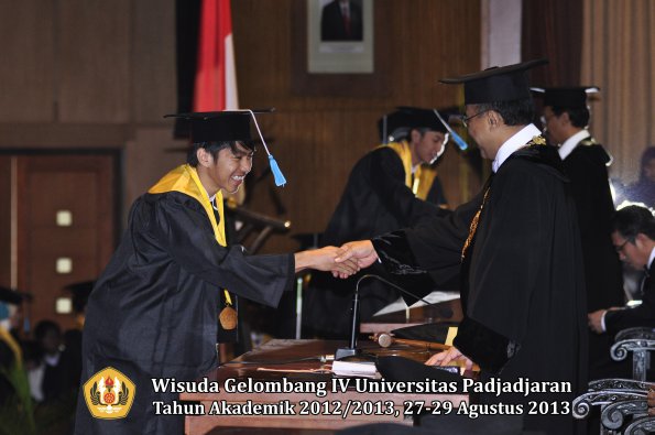 wisuda-unpad-gel-iv-ta-2012_2013-fakultas-ilmu-budaya-oleh-rektor-242