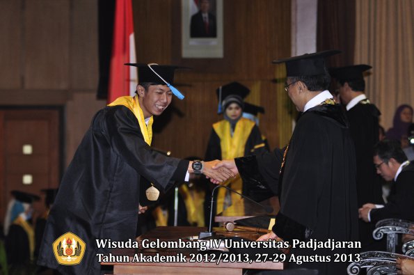 wisuda-unpad-gel-iv-ta-2012_2013-fakultas-ilmu-budaya-oleh-rektor-243