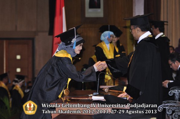 wisuda-unpad-gel-iv-ta-2012_2013-fakultas-ilmu-budaya-oleh-rektor-244