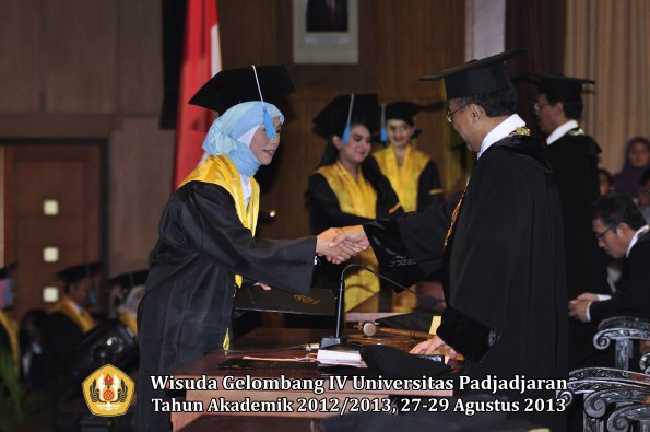 wisuda-unpad-gel-iv-ta-2012_2013-fakultas-ilmu-budaya-oleh-rektor-245