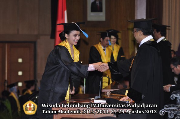 wisuda-unpad-gel-iv-ta-2012_2013-fakultas-ilmu-budaya-oleh-rektor-247