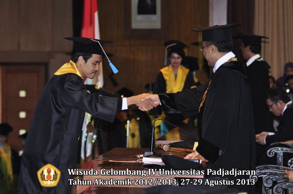 wisuda-unpad-gel-iv-ta-2012_2013-fakultas-ilmu-budaya-oleh-rektor-248