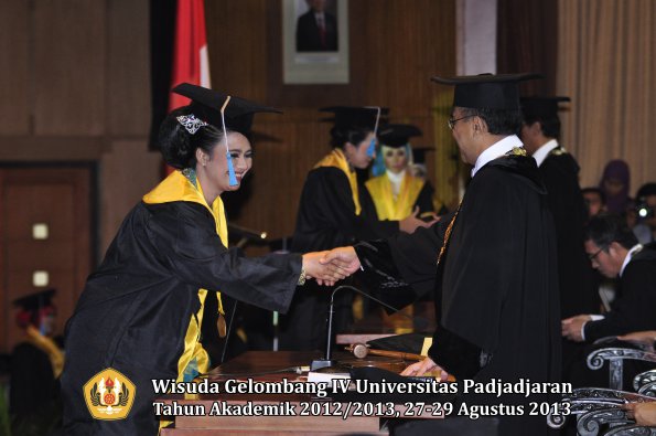 wisuda-unpad-gel-iv-ta-2012_2013-fakultas-ilmu-budaya-oleh-rektor-249