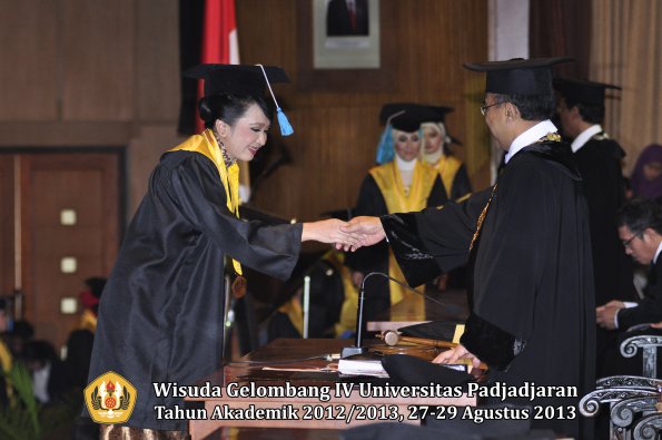 wisuda-unpad-gel-iv-ta-2012_2013-fakultas-ilmu-budaya-oleh-rektor-250