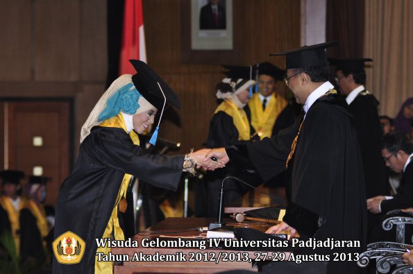 wisuda-unpad-gel-iv-ta-2012_2013-fakultas-ilmu-budaya-oleh-rektor-251