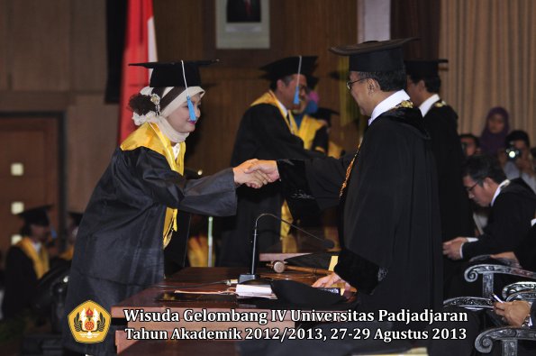 wisuda-unpad-gel-iv-ta-2012_2013-fakultas-ilmu-budaya-oleh-rektor-252