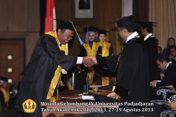 wisuda-unpad-gel-iv-ta-2012_2013-fakultas-ilmu-budaya-oleh-rektor-253