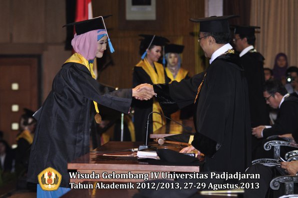 wisuda-unpad-gel-iv-ta-2012_2013-fakultas-ilmu-budaya-oleh-rektor-254