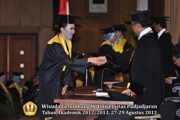 wisuda-unpad-gel-iv-ta-2012_2013-fakultas-ilmu-budaya-oleh-rektor-255