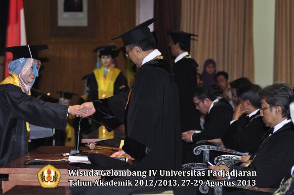 wisuda-unpad-gel-iv-ta-2012_2013-fakultas-ilmu-budaya-oleh-rektor-256