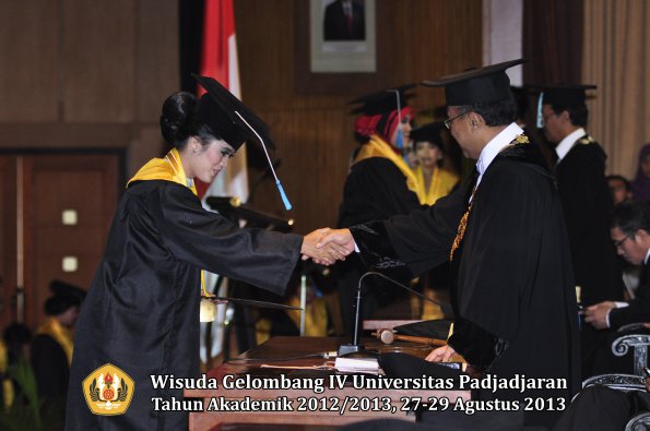 wisuda-unpad-gel-iv-ta-2012_2013-fakultas-ilmu-budaya-oleh-rektor-257